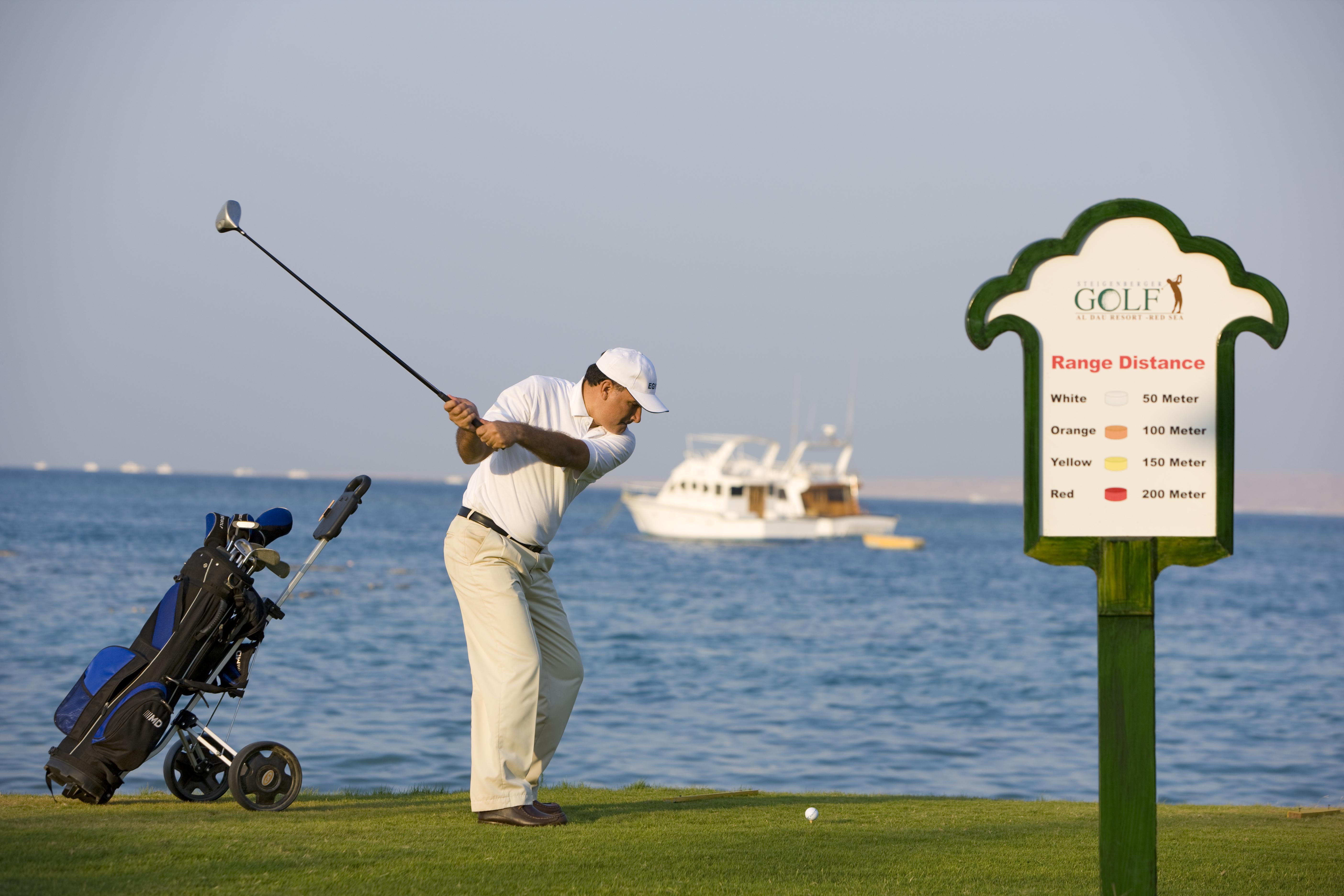 Steigenberger Aldau Beach Hotel Hurghada Esterno foto Golfing at the Royal Golf Club, Riffa