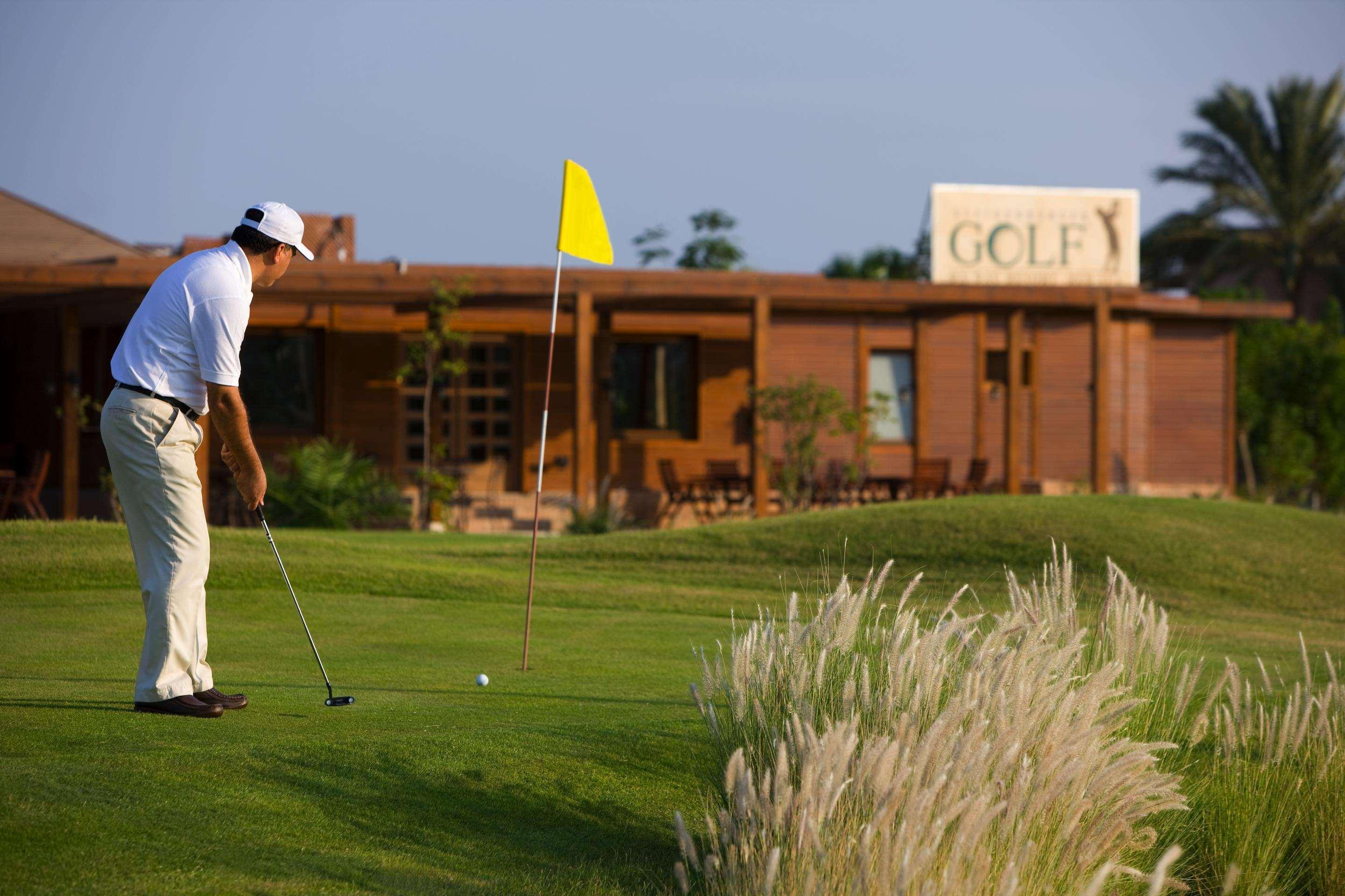 Steigenberger Aldau Beach Hotel Hurghada Esterno foto Golf course in Egypt